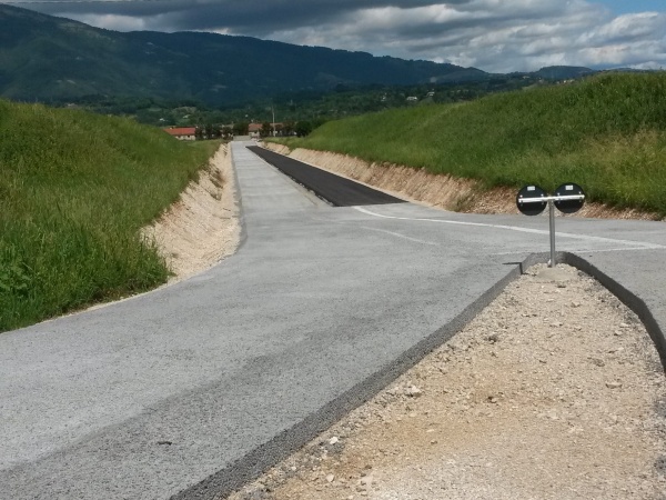 Pavimentazione stradale con calcestruzzo drenante presso la cava Bai (Vicenza)